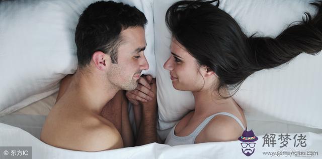 雙魚座喜歡一個人的眼神，雙魚座男生對喜歡的人