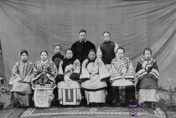 2、在人類萬年的歷史中，現行的“一夫一妻制”婚配制度已經實行了多久
