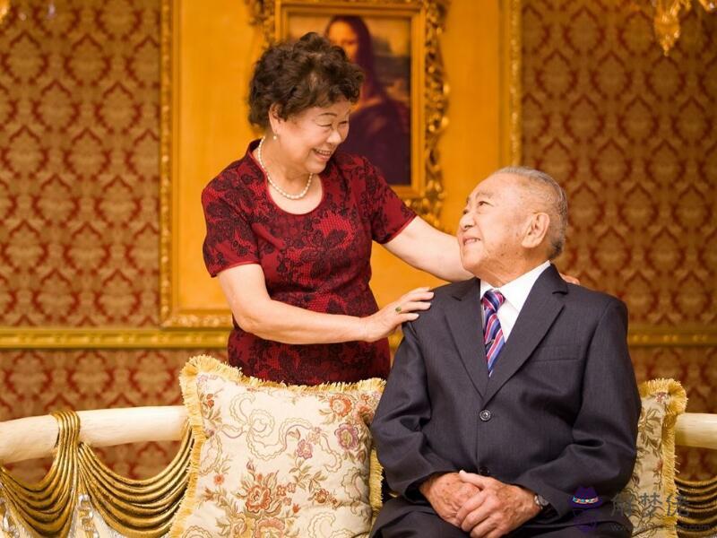 1、鉆石婚配銀婚是什麼意思:鉆石婚，金婚，銀婚指什麼