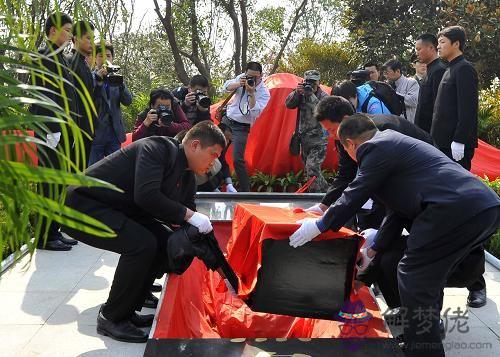 為什麼忌安葬日可以安葬：同一天黃歷上說宜塞穴忌安葬,怎麼回事?