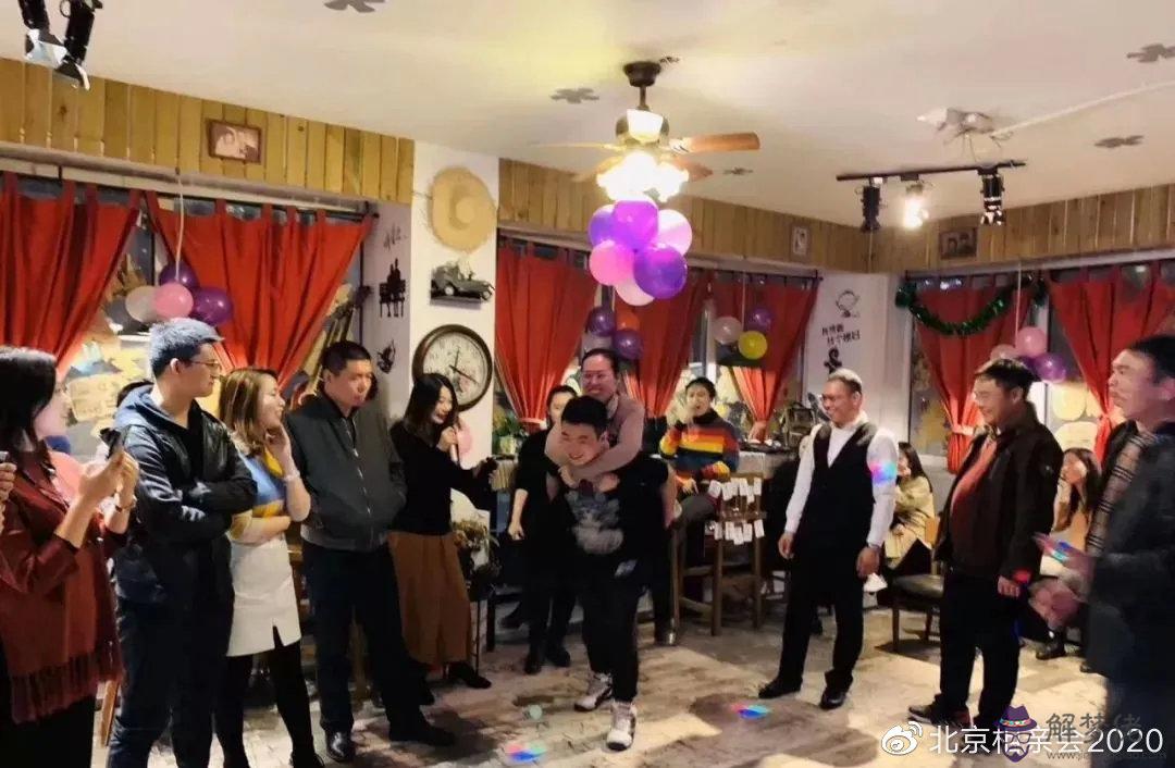 網絡姻緣一線牽下一句:結婚對全,上聯:千里姻緣一線牽,下聯