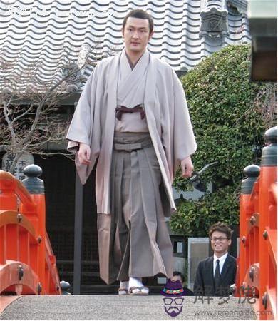 據說2020年男女比例失調,在適婚年齡有3000-4000萬男性單身,將有20%男性光棍,而我是在那時結婚,怎麼辦