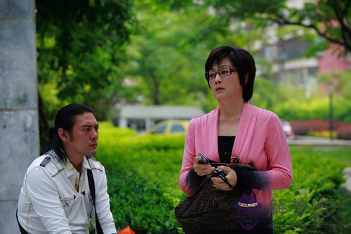 我是一個離婚的女人,我又選擇了再婚,可是我感覺我過的一點都不幸福,我有一個很帥氣,又聰明可愛的兒子