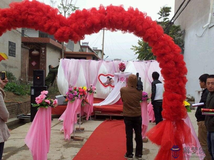 夢見別人結婚的場面好不好:夢見別人結婚,朋友很多,場面氣派,好不好