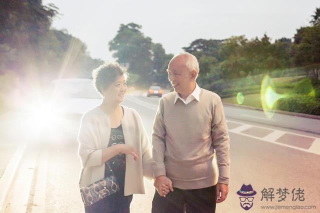 可以幫我批解下我的四柱八字命盤,我想知道33歲以后的身體健康狀況,夫妻和睦狀況,子女財富狀況!