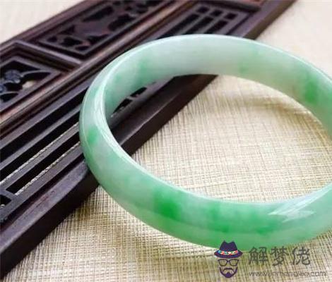 很多家長都喜歡給孩子穿金戴銀,但是在佩戴銀手鐲的時候,需要注意什麼?