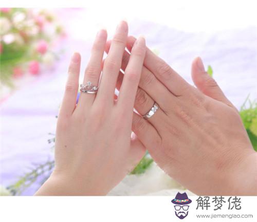 手上戴戒指的含義:每個手指戴戒指的含義??