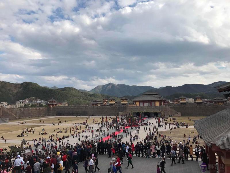 去哪里旅游便宜又好玩:現在旅游去哪里又便宜又好玩??