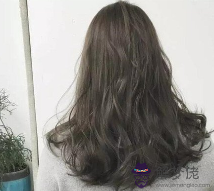 頭發染什麼顏色好看:我想去染頭發,染什麼顏色好看,頭發不干燥?
