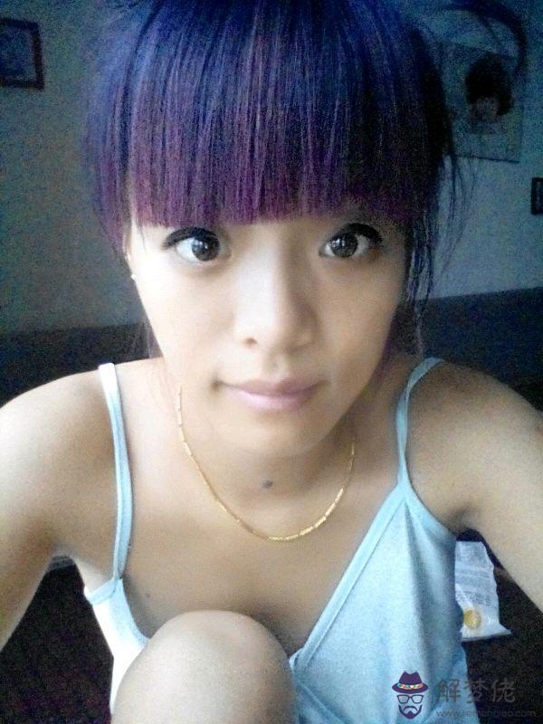 兩個男人在產房外面等生孩子的媳婦,這兩個男人的孩子出生了,其中一個男人頭胎是女孩,現在二胎是男孩,