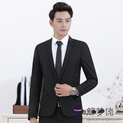 一套西服多少錢:一般現在校服定做一套小西服的要多少錢?