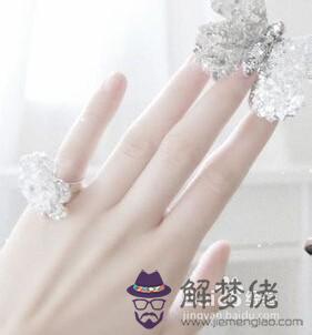 左手小指戴戒指什麼意思:小拇指戴戒指是什麼意思啊?