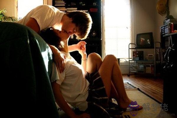 接吻閉眼和睜眼的區別:男人接吻的時候睜著眼表示什麼心理?