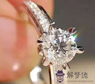 一克拉鉆石有多大:1克拉鉆戒有多大?1克拉鉆戒大小怎麼樣