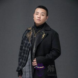 跑調的人適合唱什麼歌:唱歌老跑調的人適合唱什麼歌曲?注:必須是愛曲
