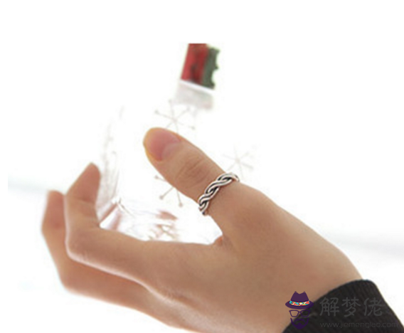 男生戴戒指的含義:男生右手食指戴戒指代表什麼意思?