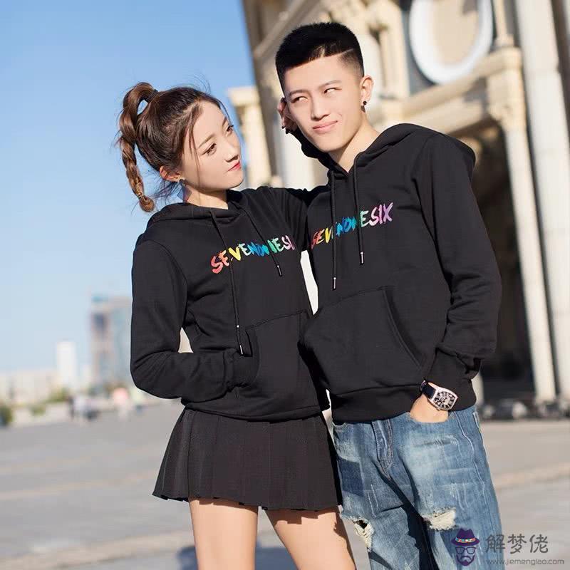 牌牌琦和小伊伊的污照:網紅小伊伊跟牌牌琦近日完婚,大家覺得她倆會一直走下去嗎?