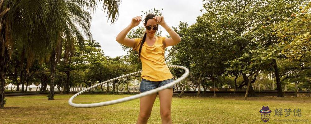 轉呼啦圈肚子能瘦嗎:轉呼啦圈可以瘦腰和小腹嗎?