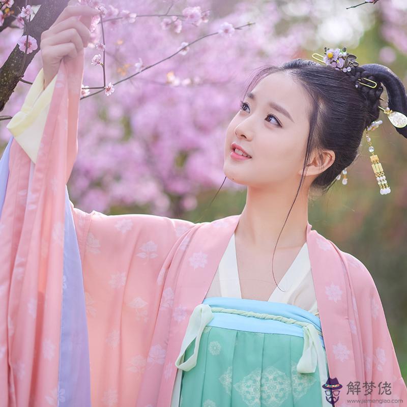 兩個屬雞的人結婚婚姻怎樣:屬雞男人和屬狗女人的婚姻