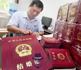 周六上班嗎:我想知道領結婚證他們是不是周六周日不上班的?