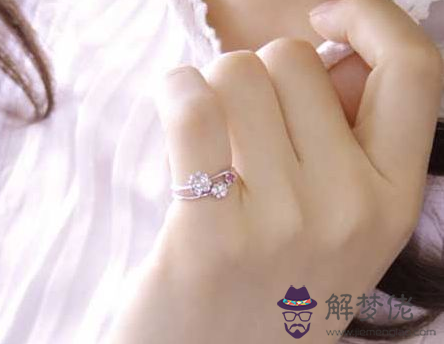 男生右手無名指戴戒指什麼意思:男生戴戒指的含義