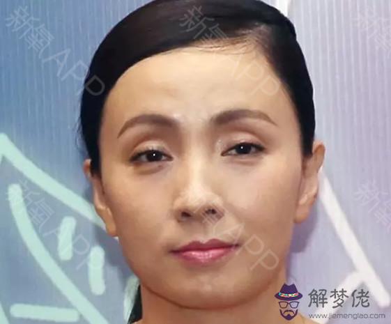 對視先移開眼睛的人:曖昧中的兩個人無意間對視,先移開目光的人愛得比較深嗎?