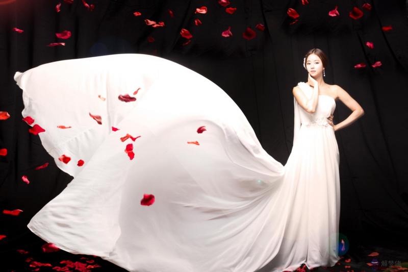 藝匠婚紗攝影:藝匠婚紗攝影拍婚紗照多少錢,和深圳520比哪個貴?