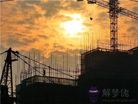 我們公司名叫,金屋嬌裝修設計公司,想做個有美好寓意的對聯,上聯里面有金屋,下聯里面有嬌,求大