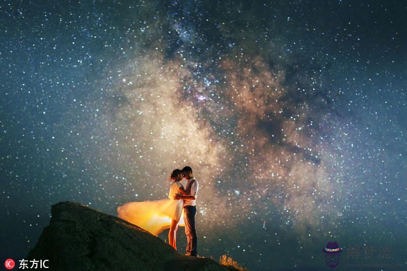 誰有那種手里總是抱著一個娃娃的卡通小女孩圖片，很夢幻，好像是一系列的