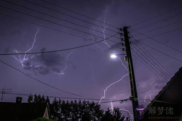 電閃雷鳴的意思:電閃雷鳴的意思