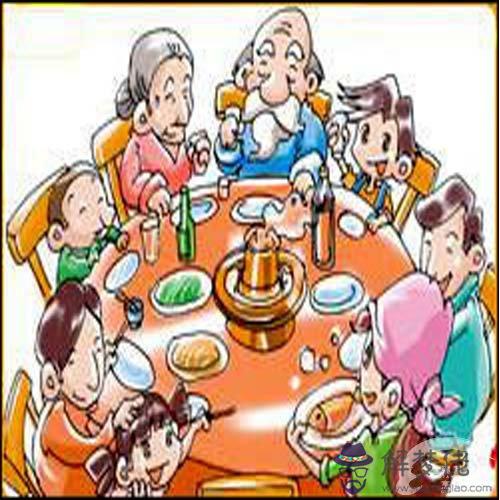 吃飯時長圓桌上,哪個座位是東家坐的?其他的座位依次大小是怎麼排列的?