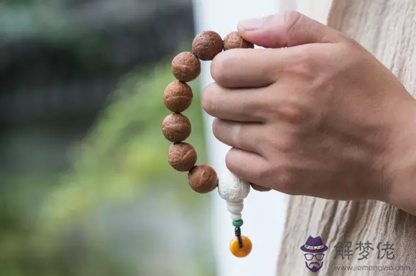 手串為什麼不能戴左手:手串:戴什麼?戴多少顆?左手還是右手?有何講究?